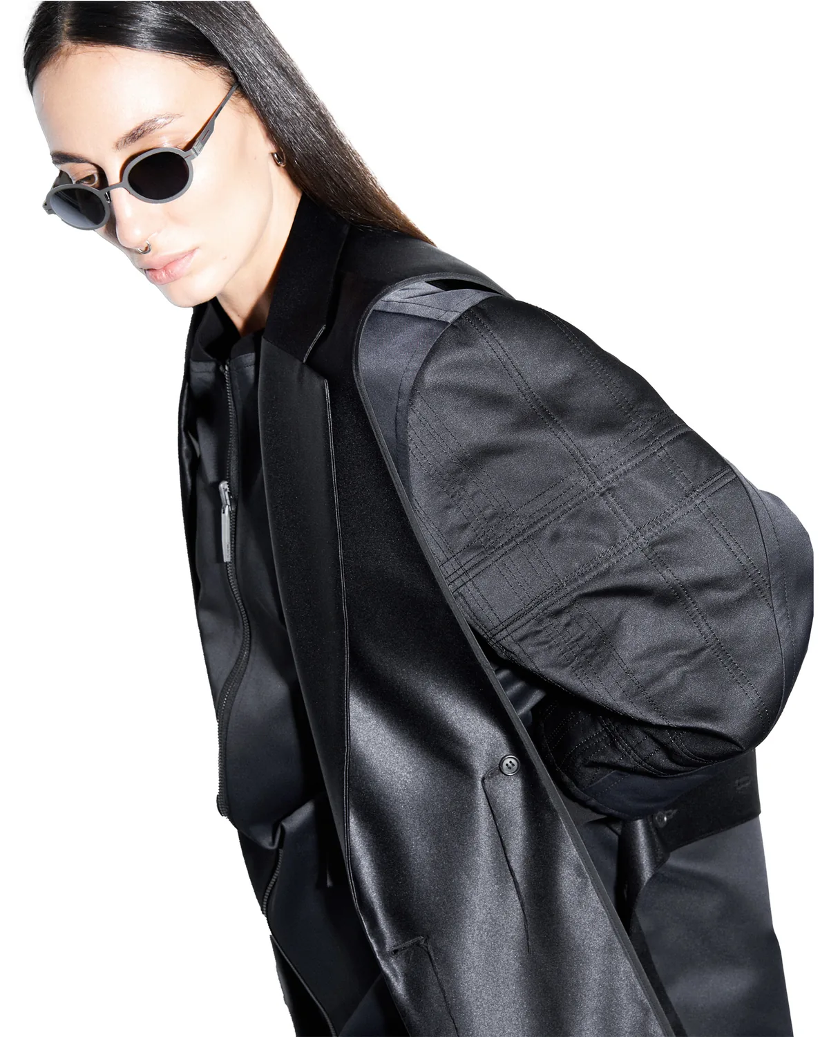 Плащ Double-Look из чёрного атласа, модель в тёмных очках
